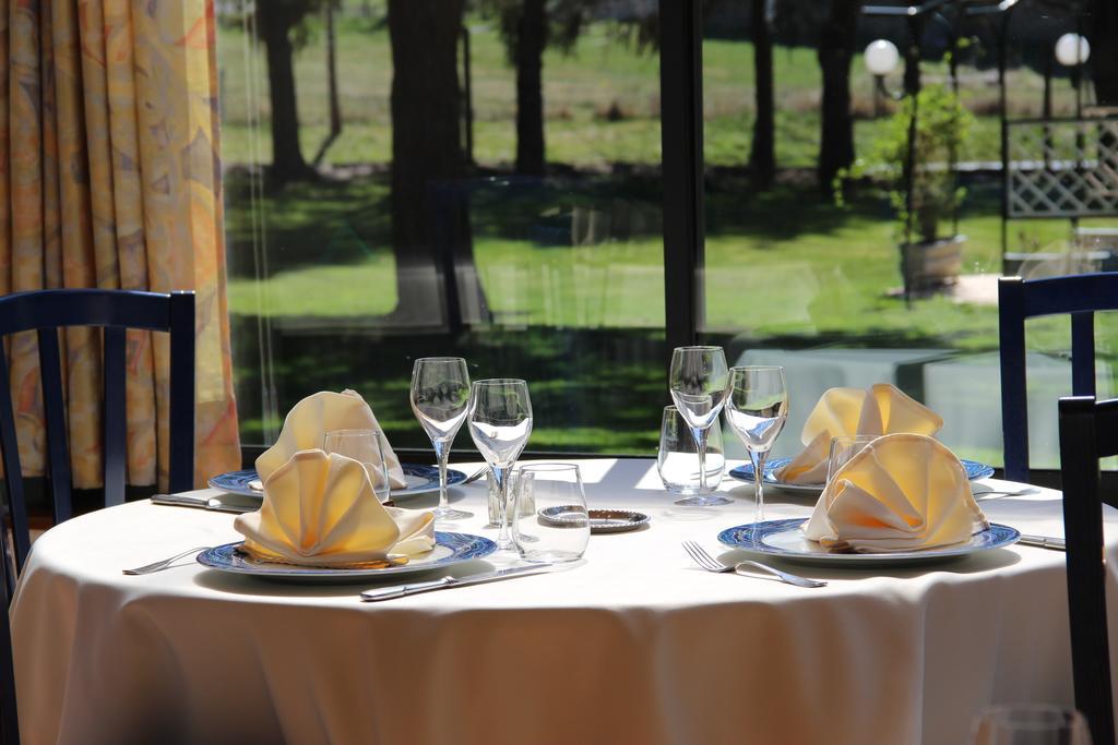 Hotel Restaurant Logis La Meridienne アングラール・ド・サン・フルール エクステリア 写真