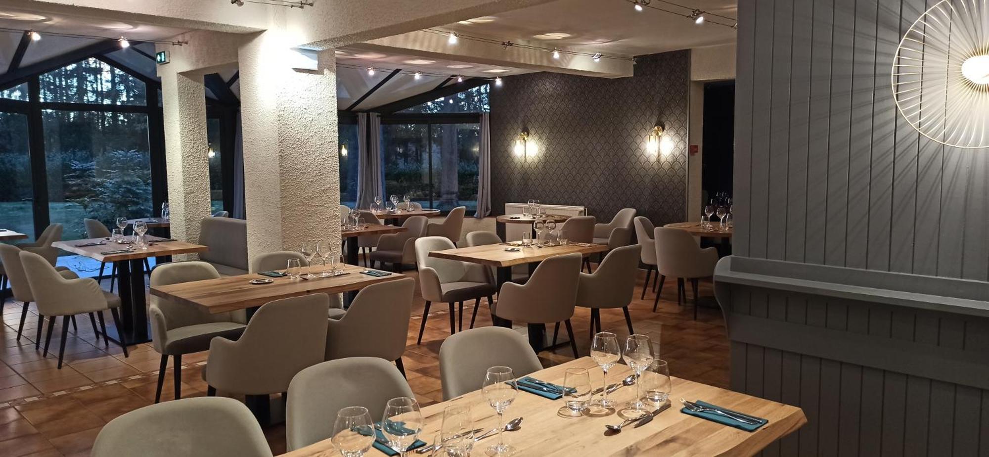 Hotel Restaurant Logis La Meridienne アングラール・ド・サン・フルール エクステリア 写真