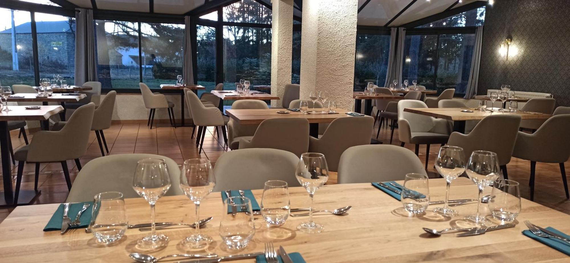 Hotel Restaurant Logis La Meridienne アングラール・ド・サン・フルール エクステリア 写真
